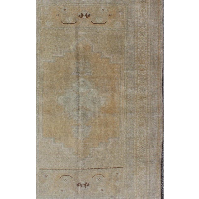Vintage Turkish Oushak Rug in Faded Gold and Soft Gray With Subtle Medallion 3′6″ × 5′9″ For Sale - Image 4 of 7