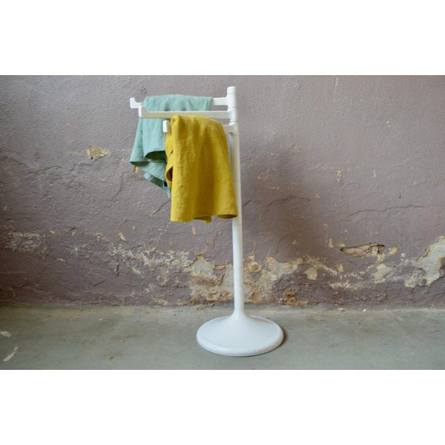 Futuristic design for this 1970s towel rack. All plastic, with a tulip foot and aerodynamic shapes, the object is...