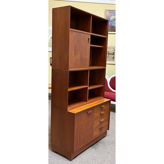 Mid Century Modern Teak Three Tier Bookcase / Cabinet c.1960 For Sale - Image 9 of 9