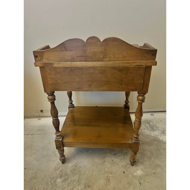 Mid 20th Century Early American Style Solid Maple Side Table / Nightstand For Sale - Image 5 of 6