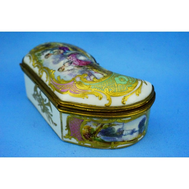 Porcelain Snuffbox Jewelry Box by Edme Samson Manufacturing, Sevres, 19th Century For Sale - Image 8 of 18
