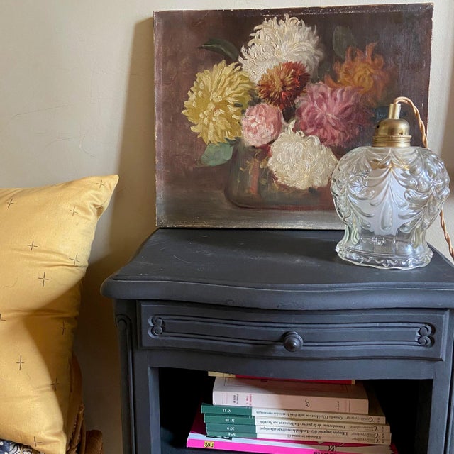 A Vibrant and classical still life of dahlias. Will be lovely in a bedroom, bathroom, or on a wall of flower paintings....