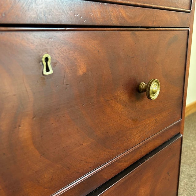 1990s Wright Table Co. Flamed Mahogany Bachelor’s Chest For Sale - Image 6 of 11