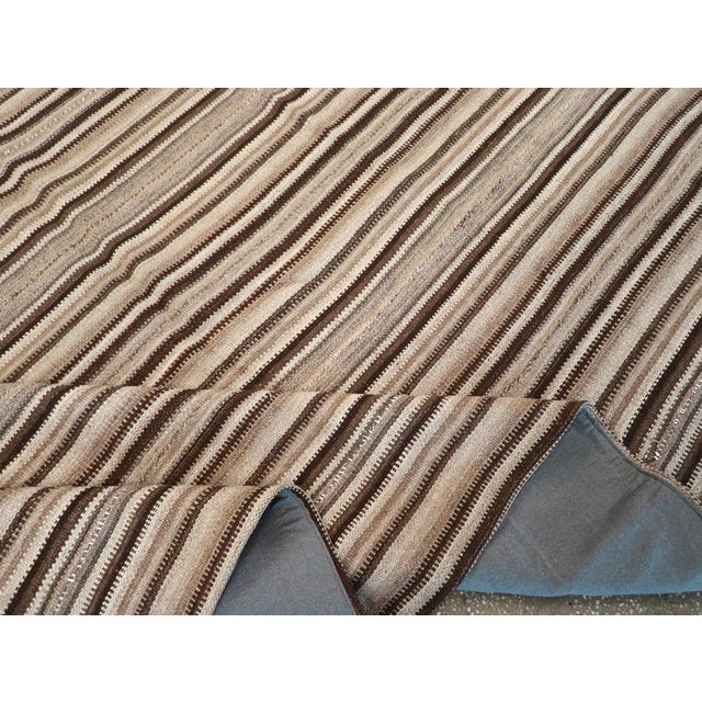Textile Galerie Shabab Collection Mid-20th Century Handmade Turkish Flatweave Kilim Room Size Carpet For Sale - Image 7 of 8