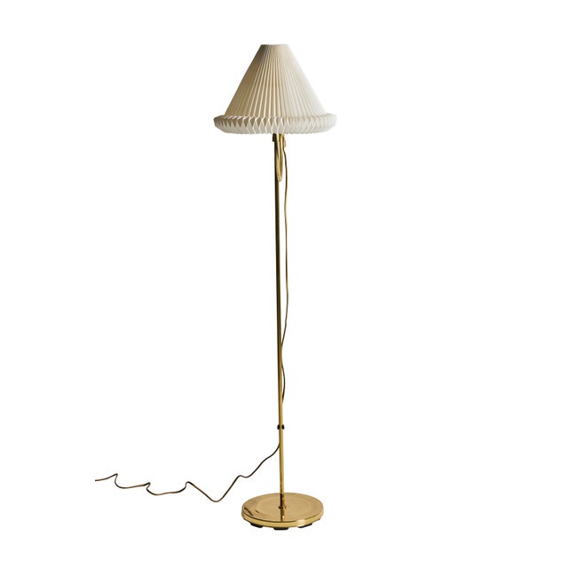 This floor lamp has an adjustable height. You can adjust the height to your needs. European Plug (up to 250V).The wiring...