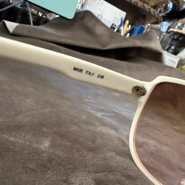 Step into timeless style with these authentic 1970s oversized sunglasses by Luxottica, crafted in Italy. These vintage...