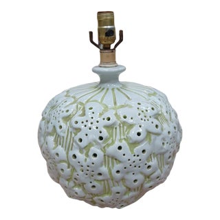 Vintage Daisy Pottery Table Lamp For Sale