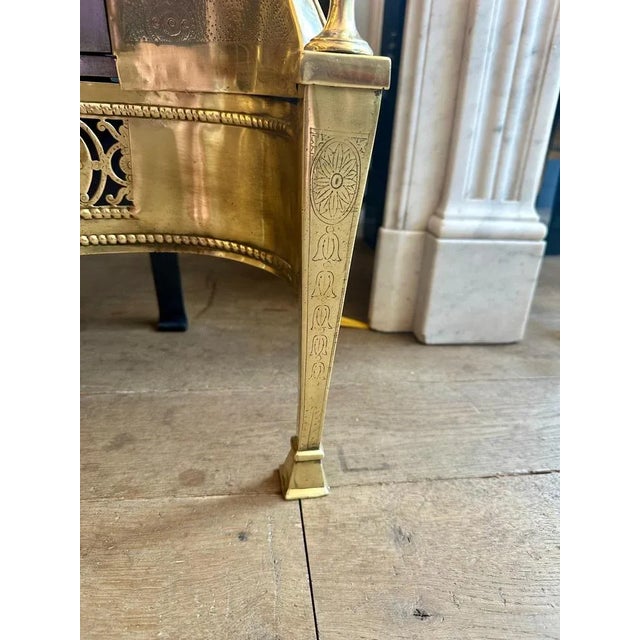 Antique English Fire Grate in Engraved Brass and Polished Steel, 1860 For Sale - Image 9 of 11