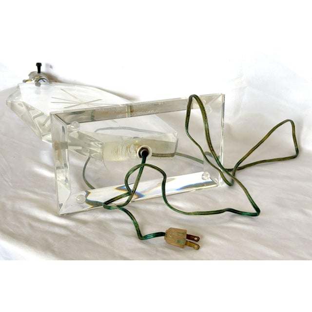 Vintage Lucite Gem Edge Faceted Table Lamp With Starburst Etching For Sale - Image 15 of 16