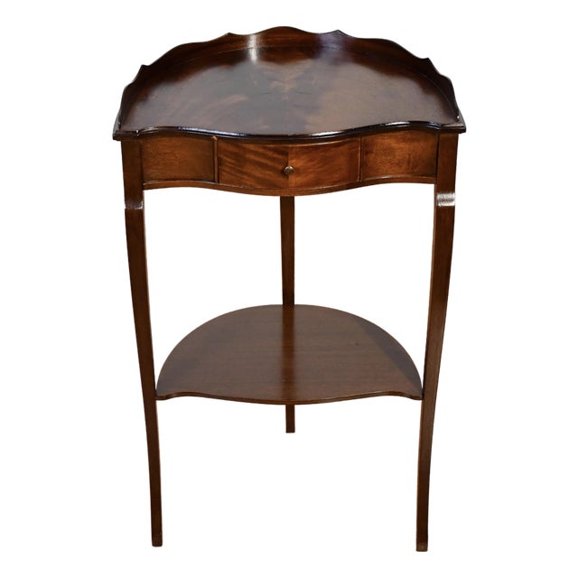 1940s English Style Mahogany Side Table / End Table Accent Table For Sale