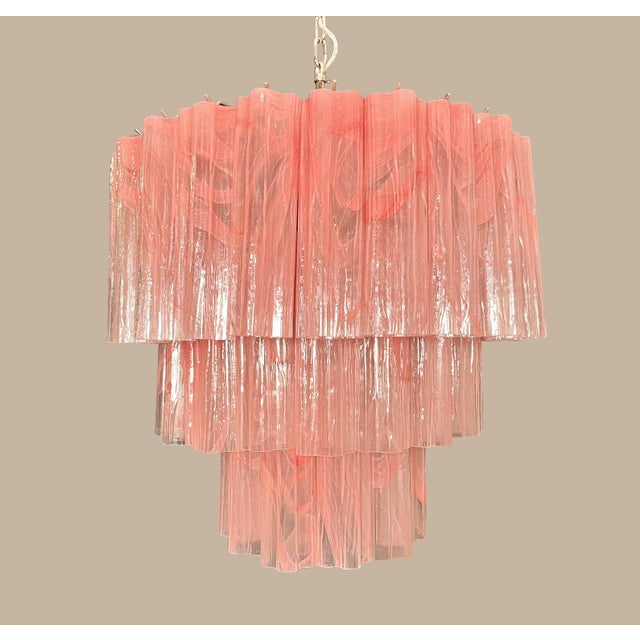 ELECTRICAL SYSTEM ADAPTED FOR US/AU/EU Italian chandelier in Murano glass and nickel-plated metal structure. The nickel...