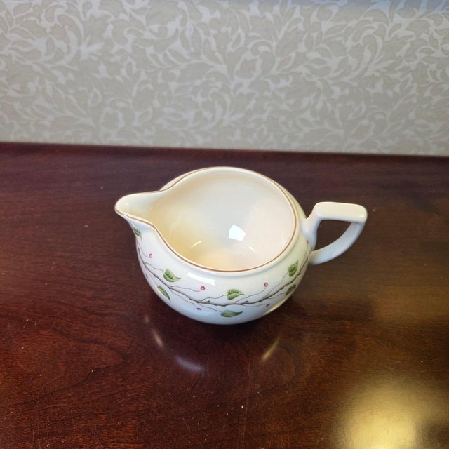 Wedgwood Vintage 1990 Wedgwood "Green Leaf" Queen's Ware Sugar & Creamer Set For Sale - Image 4 of 15