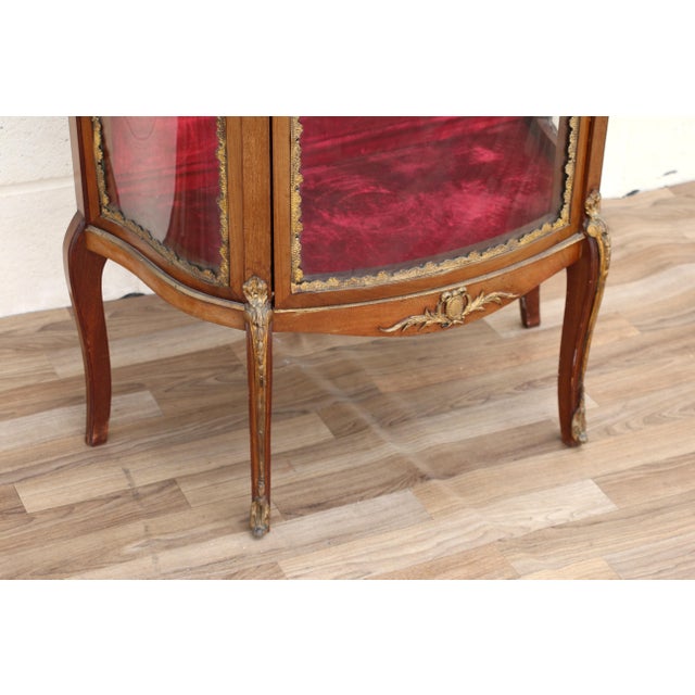 1920s 19th Century French Louis XV Vitrine Curio Cabinet With Marble Top & Ormolu For Sale - Image 5 of 18