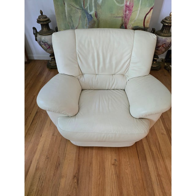 A clean vintage original ( guaranteed Italian leather 1990s designer edition Made in Italy ) big club chair . Very sturdy...