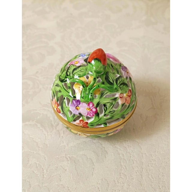 Metal 1980s Herend Hungary Bonbonniere 6214 C Reticulated Handpainted Porcelain Box Green Lattice Strawberry Finial Grandmillennial Small Vanity Decor For Sale - Image 7 of 12
