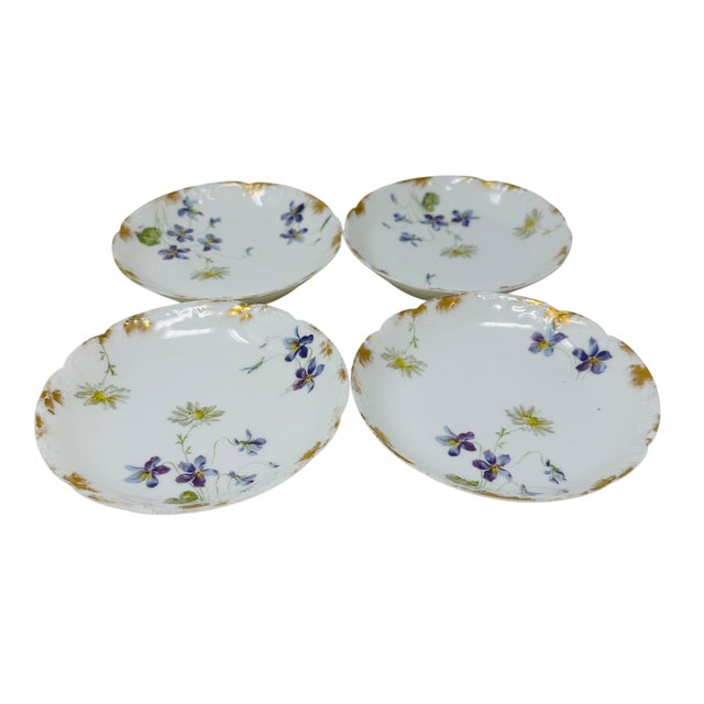 French Set of 4 Antique Haviland Limoges Saucers | Schleiger 453d Violets & Daisies Pattern | French Porcelain 1888-1896 For Sale - Image 3 of 10