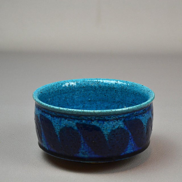 The bowl is made in the 1960s by Inger Persson and is made of rustic fireclay stoneware, hand-turned and hand-painted with...