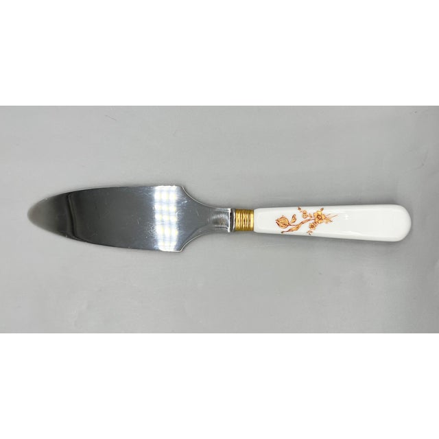 Vintage Limoges France Porcelain Pedestal Cake Stand With Matching Server – Gilt Scalloped Edge For Sale - Image 15 of 16