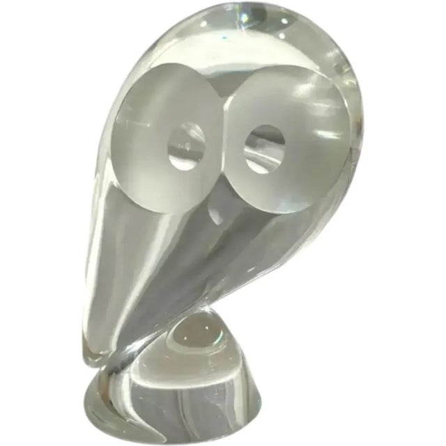 This vintage Steuben crystal figurine boasts a sleek and modern design, featuring an elegant perched owl sculpture. This...