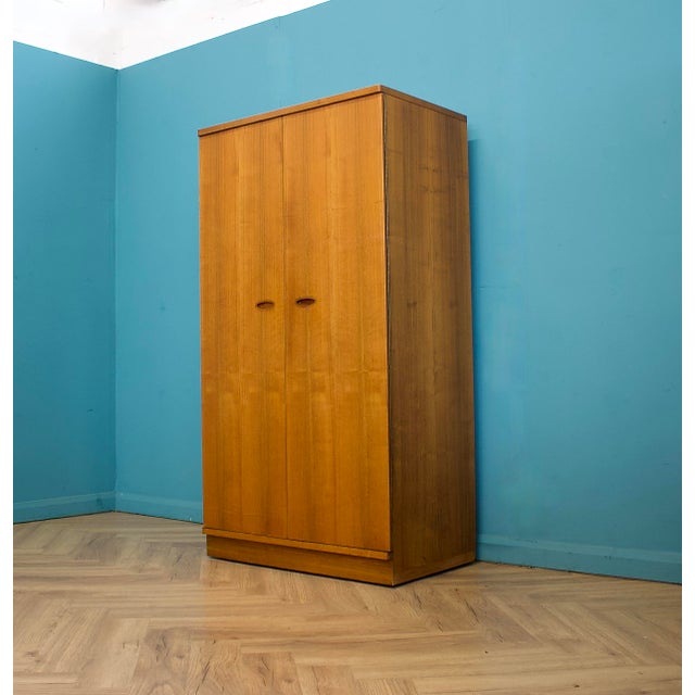 1960s Mid-Century Modern Walnut Wardrobe from Uniflex, 1960s For Sale - Image 5 of 11