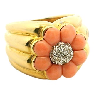 Vintage Italian Coral and Diamond Flower Ring in 18k Yellow Gold, Size 6 For Sale