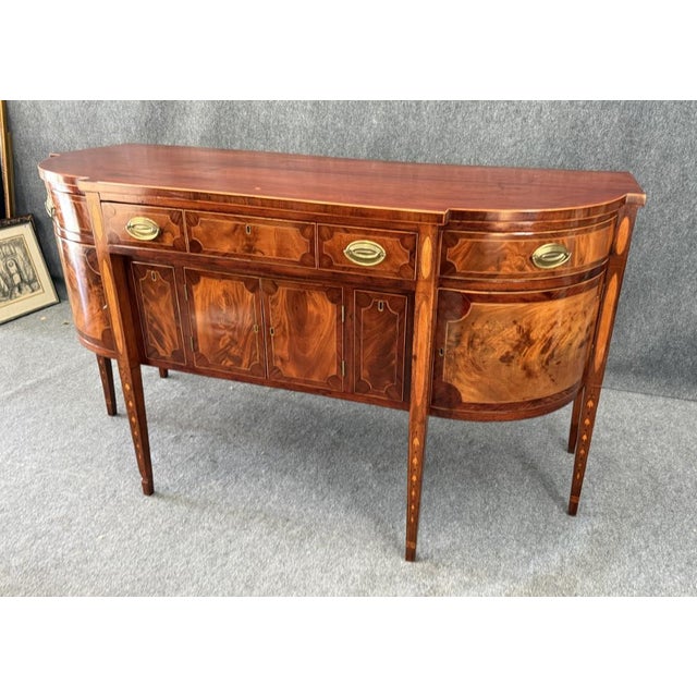 American Circa 1790s American Federal Mahogany Bellflower-Inlaid Sideboard For Sale - Image 3 of 18