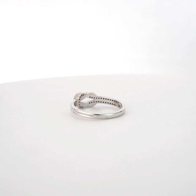 18k White Gold Knot Ring With Round White Diamonds Size 7 For Sale - Image 17 of 18