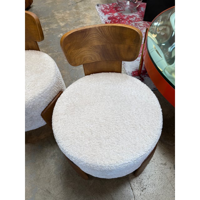 Sculptural Pair of Italian Modernist Chair in Walnut and Ivory Bouclé, 1970s For Sale - Image 4 of 7