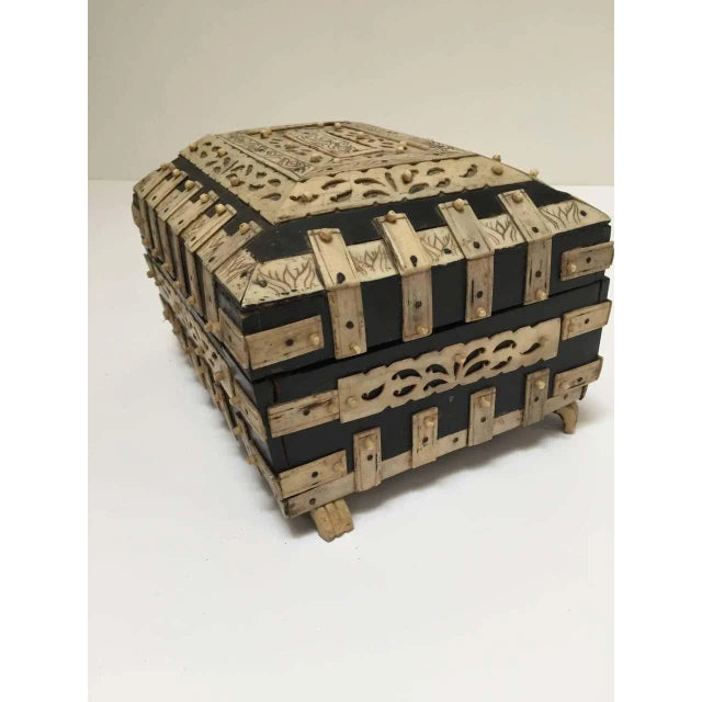 Anglo-Indian Vizagapatam Bombay Mughal Style Footed Box With Bone Overlay For Sale - Image 10 of 11