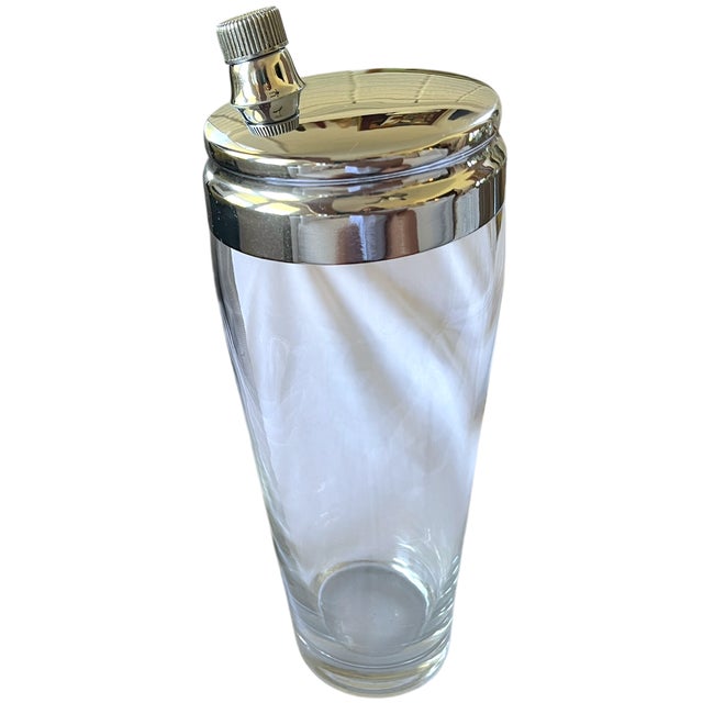 Mid-Century Modern 1950s Oversized Chrome & Glass Cocktail Shaker – Barware Classic After Ralph Lauren Dorothy Thorpe For Sale - Image 3 of 8