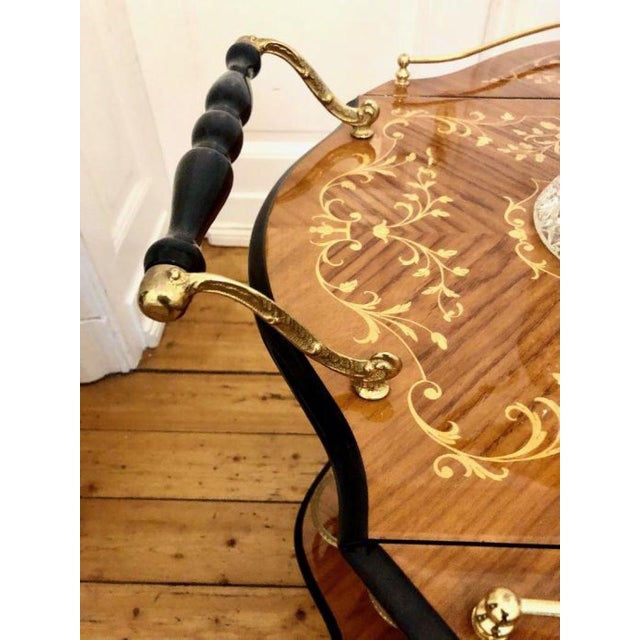 Vintage Colonial Sorrento Farfalla Drop Leaf Serving Trolley with Inlaid Brass Ornaments and Round Hinged Top, 1950s For Sale - Image 6 of 18