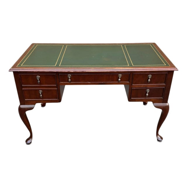 Vintage Sligh Solid Mahogany Queen Anne Writing Desk – Green Leather Top For Sale