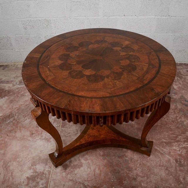 This antique round table, dating back to the 19th century, embodies the elegance of period antiques through a perfect...