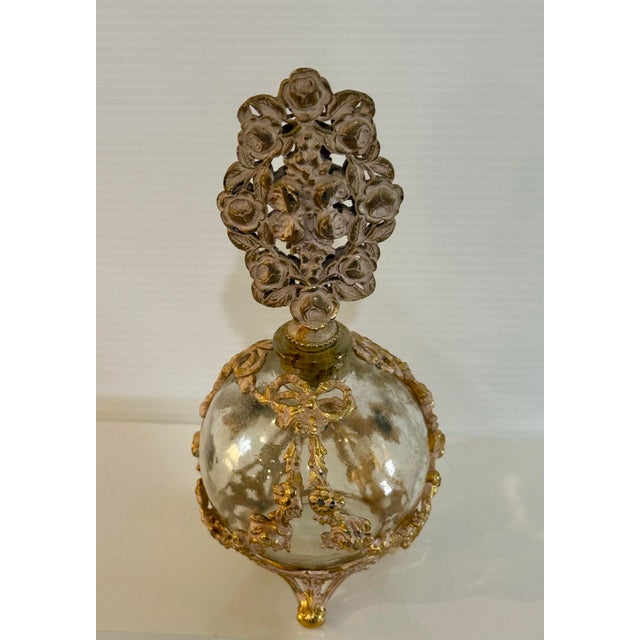 French Vintage French Style Ormolu Glass Perfume Bottle With Floral Filigree Stopper Hollywood Regency For Sale - Image 3 of 12