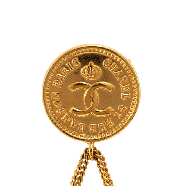Modern Vintage Chanel Gold Plated Hanging Flap Bag Motif Pin Brooch For Sale - Image 3 of 8