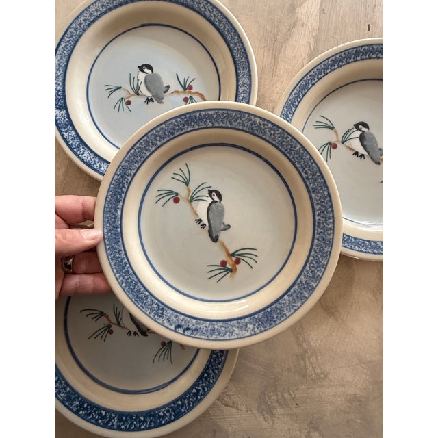Vintage Hartstone Usa Restaurant Ware Plates – Set of 4 – 7.75 Inch Heavy Pottery – Hand Decorated Bird Motif For Sale In Chicago - Image 6 of 9