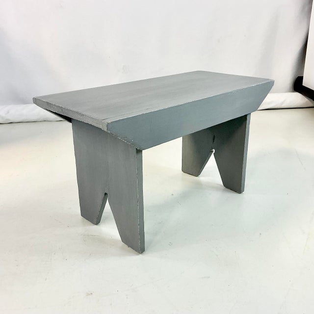 1950s 1950s Vintage Folk Art Americana Arts & Crafts Pine Bench. For Sale - Image 5 of 14