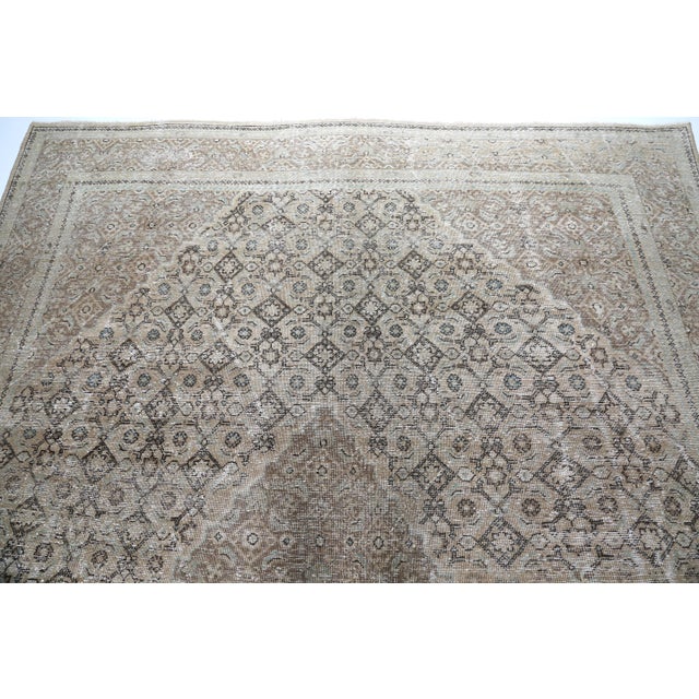 Oversized Antique Persian Kaskay Rug – Intricate Lattice Design in Soft Neutrals 9' 5'' X 12 ' 11'' For Sale - Image 4 of 11