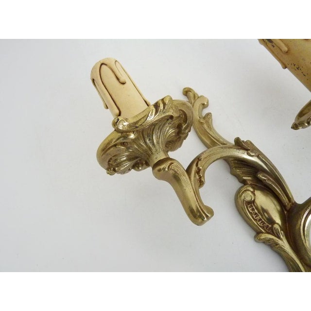 1950s One Double-Light Bronze Wall Sconce with Acanthus Leaf Motif, 1950s For Sale - Image 5 of 10