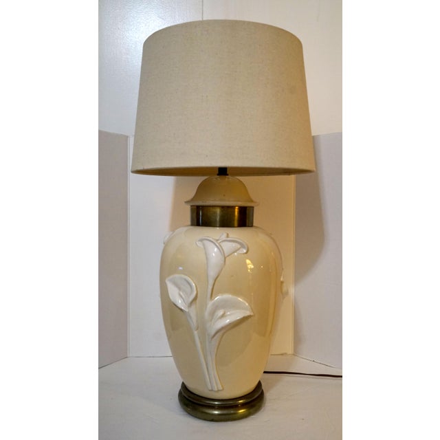 Art Deco Chapman White and Tan Ceramic Lamp With Sculptural Lillies and Brass Base For Sale - Image 3 of 13