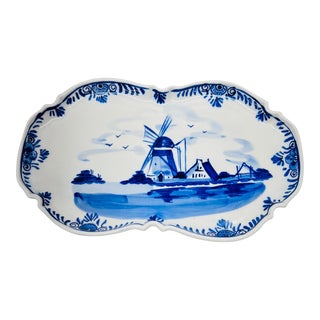 Mid 20th Century Delft Blue and White Rectangle Scalloped Edge Tray For Sale