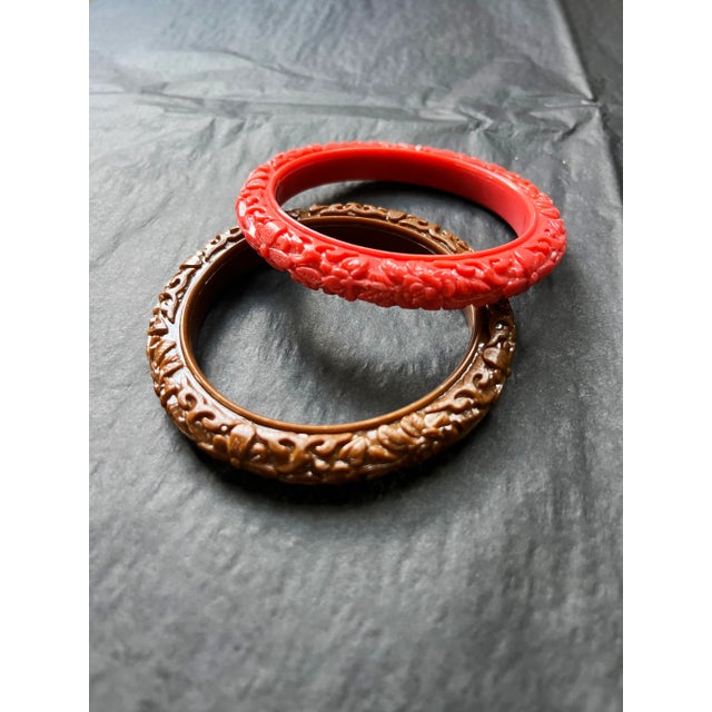 1980s Pair of Vintage Molded Plastic Bakelite Style Bangle Bracelets – Coral and Brown Floral Relief For Sale - Image 6 of 6