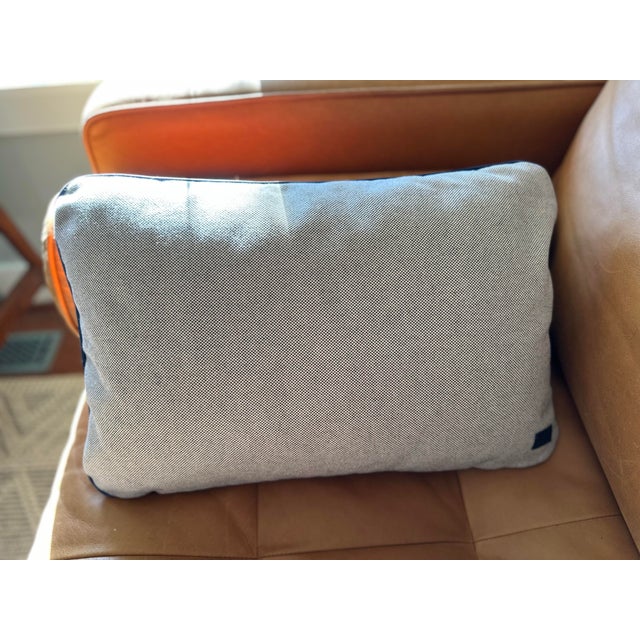 Textile Hermès Casaque Graphic Cushions With Silk Twill Details – Set of 2 (55 × 35 Cm) For Sale - Image 7 of 14