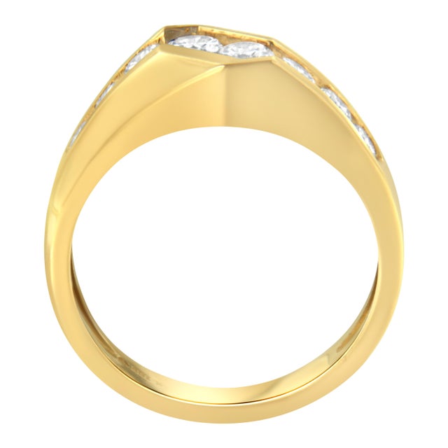 Contemporary 14KT Yellow Gold Men's Round Cut Diamond Ring (1 cttw, H-I Color, SI2-I1 Clarity) For Sale - Image 3 of 7