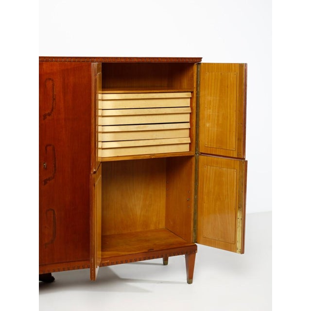 Crafted in the 1940s, this refined piece combines wood, brass, and crystal, materials that interact with balance and...