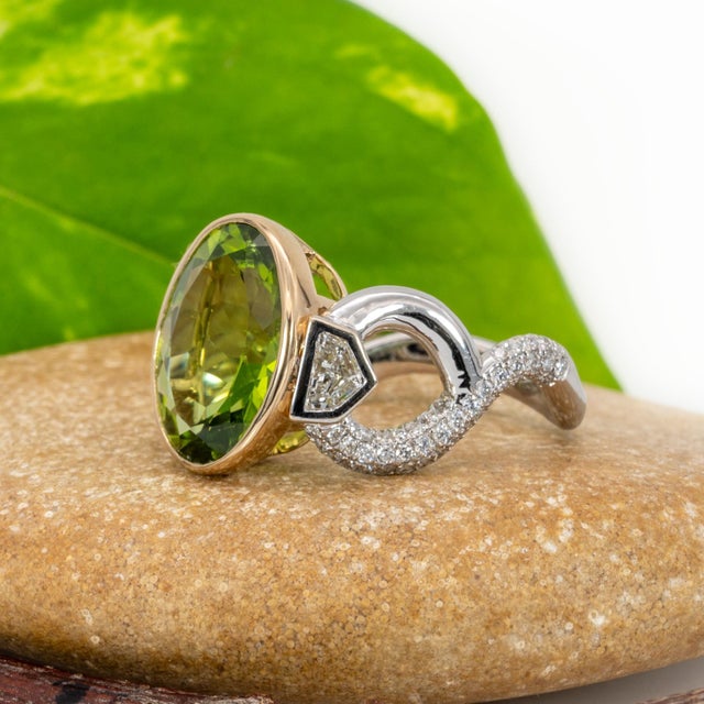 2020s 5.8cts Peridot Ring With Natural Diamonds Accents: Solid 14k Gold, Size 6.75 For Sale - Image 5 of 8