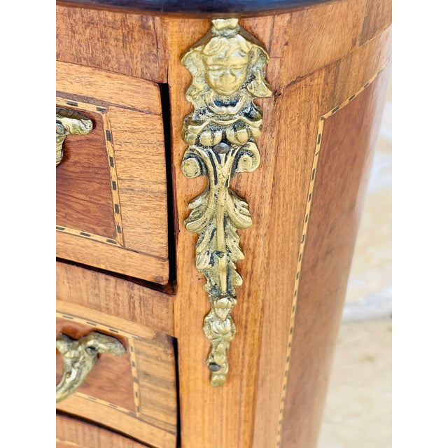 French Louis XV Style Chest of Drawers in Elm Burl and Walnut, 1940s For Sale - Image 10 of 18