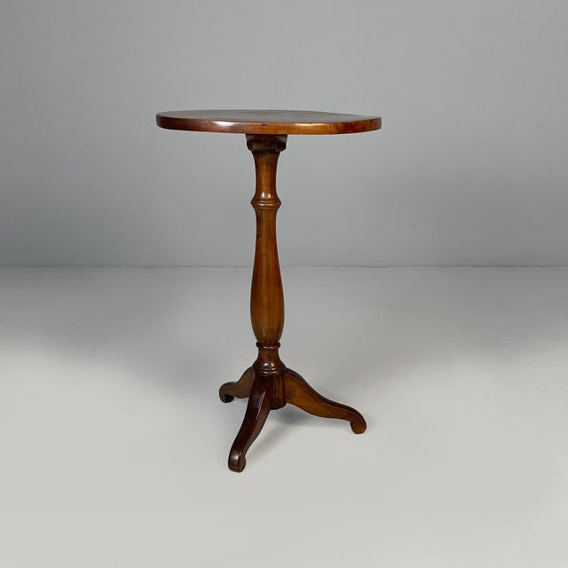 Italian oval coffe table in wood, 1930s Coffee table with oval top, made entirely of wood. The turned base features three...