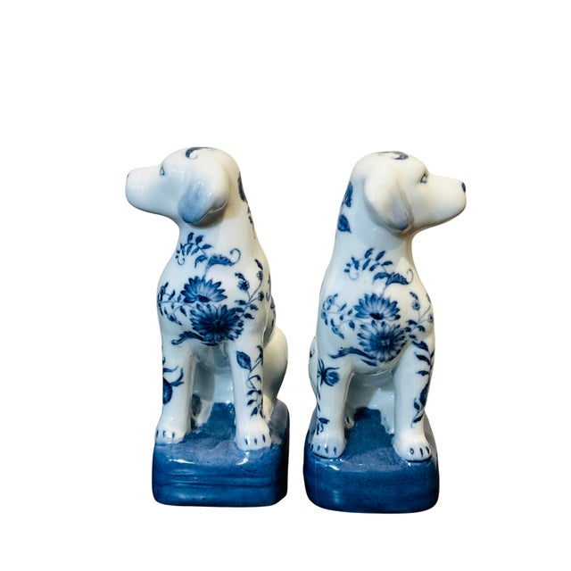 White Pair Vintage Wong Lee Blue & White Porcelain Staffordshire Dog Figurines – Wl 1895 Hand-Painted Floral Mantel Dogs Bookends For Sale - Image 8 of 14