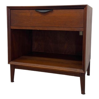 Merton Gershun for Dillingham Esprit Walnut Nightstand – Mid-Century Modern Side Table With Open Shelf For Sale